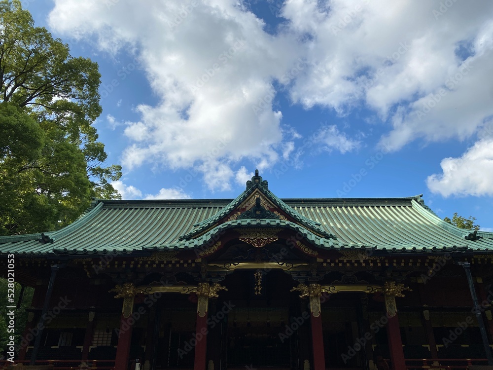 Obraz premium September cloudscape, Tokyo Japan “Nezu” shrine, year 2022