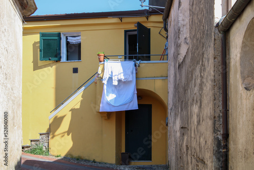 Fotografie Facciata del borgo di Pugliola con panni stesi