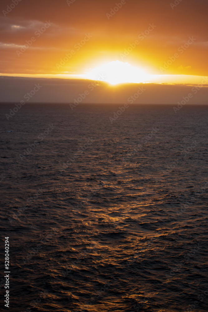 Obraz premium Sunset from the sea water ocean