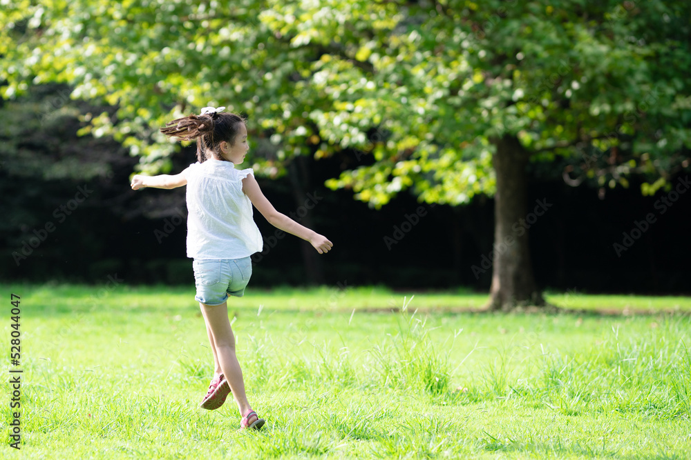公園で走る少女