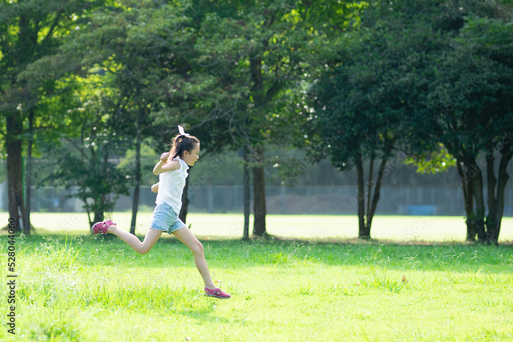 公園で走る少女