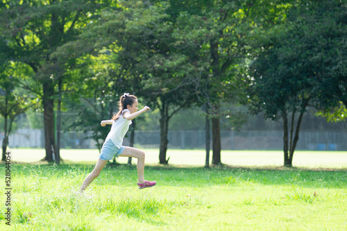 公園で走る少女