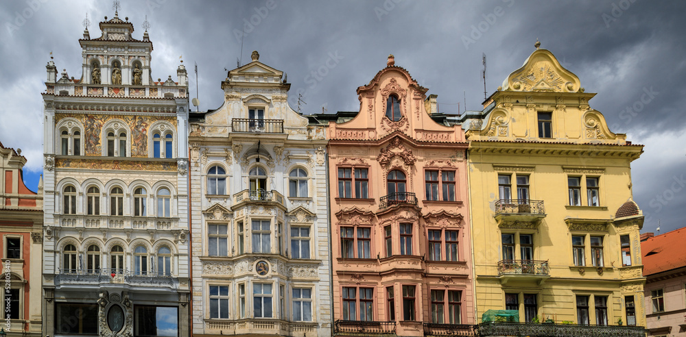 Blick auf Mietshäuser in der Innenstadt von Pilsen, Tschechien, Panoramaaufnahme