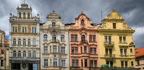 Blick auf Mietshäuser in der Innenstadt von Pilsen, Tschechien, Panoramaaufnahme