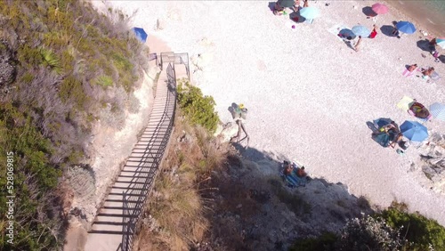 Immagine aerea della spiaggia di Guidaloca, in Sicilia. 