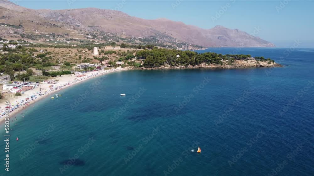 Immagine aerea della spiaggia di Guidaloca, in Sicilia. Immagine aerea della spiaggia di Guidaloca, in Sicilia.