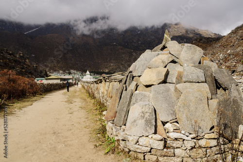 muros de piedras Mani pintadas.Khumjung.Sagarmatha National Park, Khumbu Himal, Nepal, Asia.