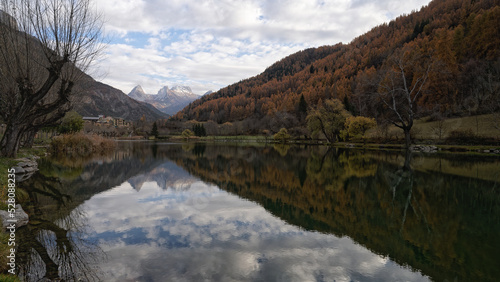 Fototapeta Naklejka Na Ścianę i Meble -  Lac couleurs d'automne - Hautes Alpes