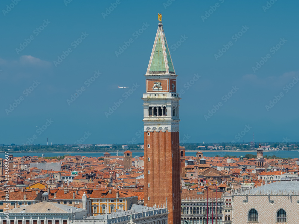Le campanile de la place Saint Marc de Venise avec un avion.