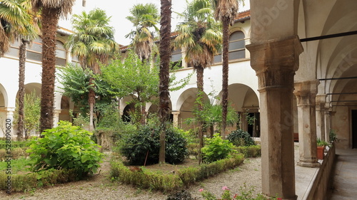 Chiostro giardino circondato da portici della Chiesa San Giovanni Battista  Vittorio Veneto photo