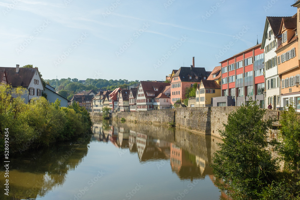Stadtansicht mittelalterliche Häuser mit Spiegelung in Fluß Stadtansicht mittelalterliche Häuser mit Spiegelung in Fluß