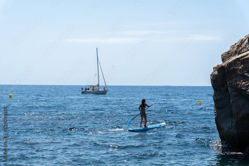 Paisaje verde de la costa en el mar, periodo vacacional de verano en el