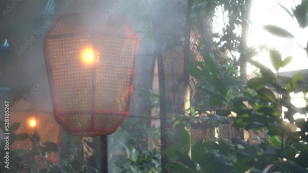 Nebulizadores en una terraza exterior para mitigar el calor del verano. 