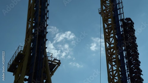 Detalle de una atracción de caída libre en un parque de atracciones. photo