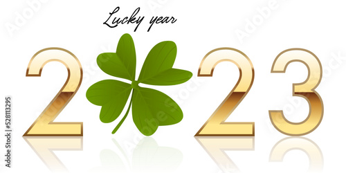 Carte de vœux porte bonheur, avec 2023 écrit en chiffres dorés autour d’un trèfle à quatre feuilles qui symbolise la chance et la réussite.