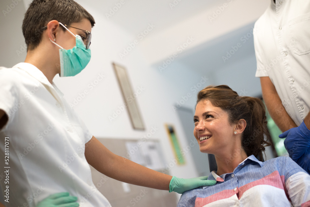 Obraz premium Young woman checking her teeth at the dentist clinic