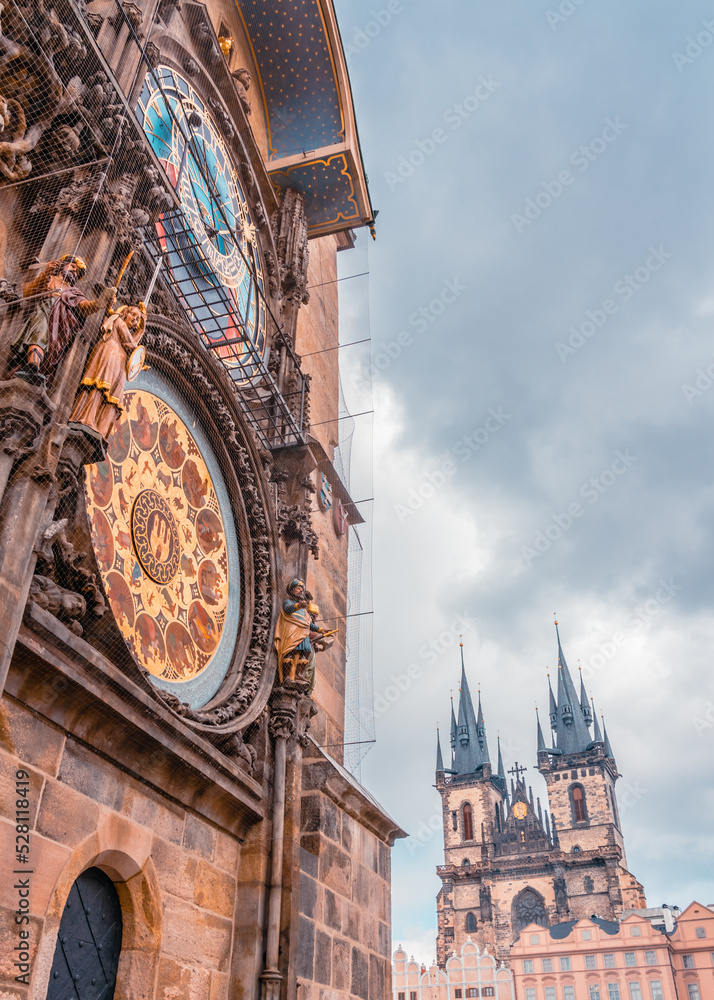 Obraz premium The famous astronomical clock in the old town of Prague