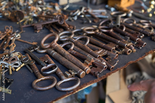 KEYS, LLAVES