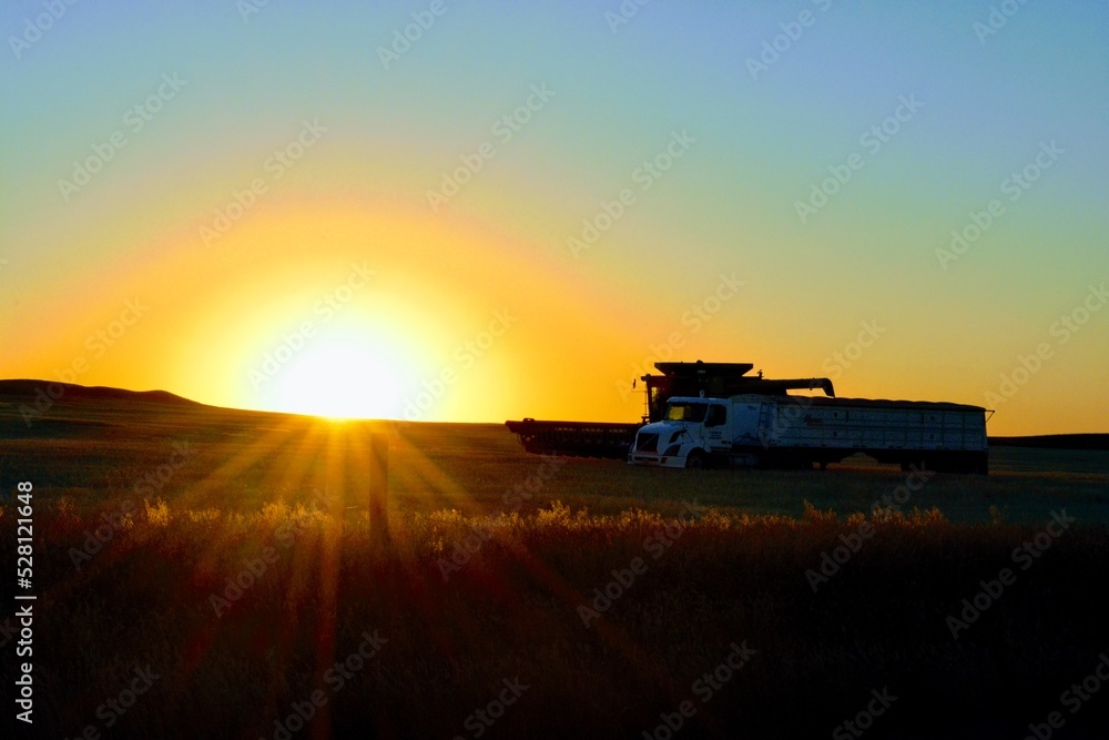 Naklejka premium Last Rays of an Eastern Montana Harvest Sunset