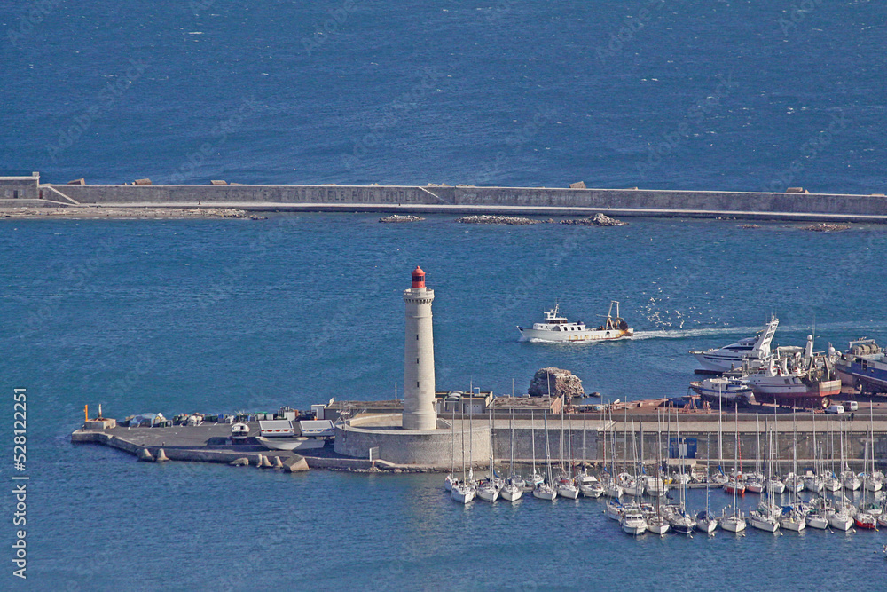 Fototapeta premium Sète : chalutier dans l'avant port