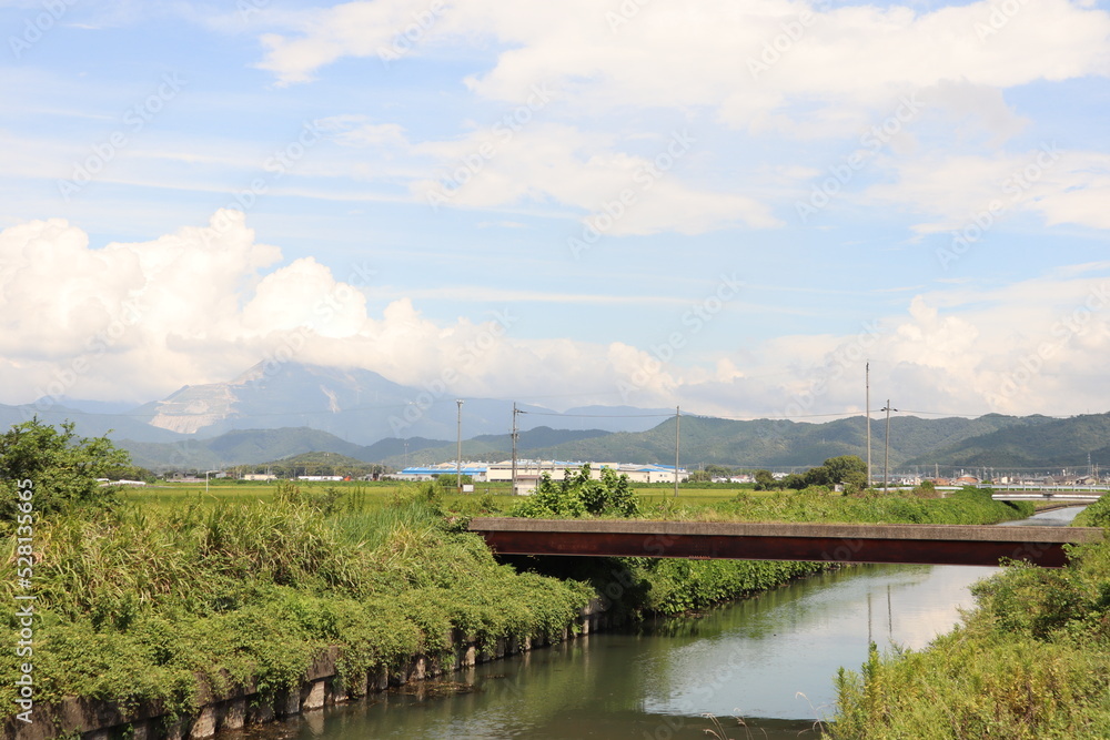 滋賀県長浜市から望む川と伊吹山と橋