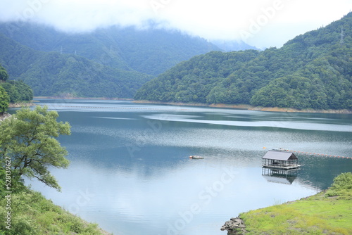 静かな湖と山の風景