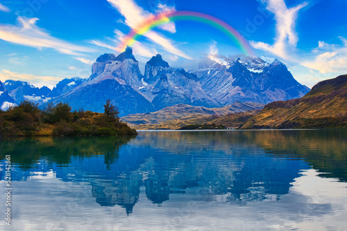 パタゴニア地方の美しい山々にかかる虹