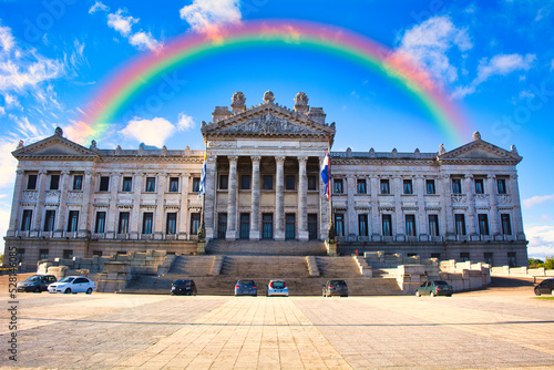 モンテビデオ市内の歴史的建造物にかかる虹