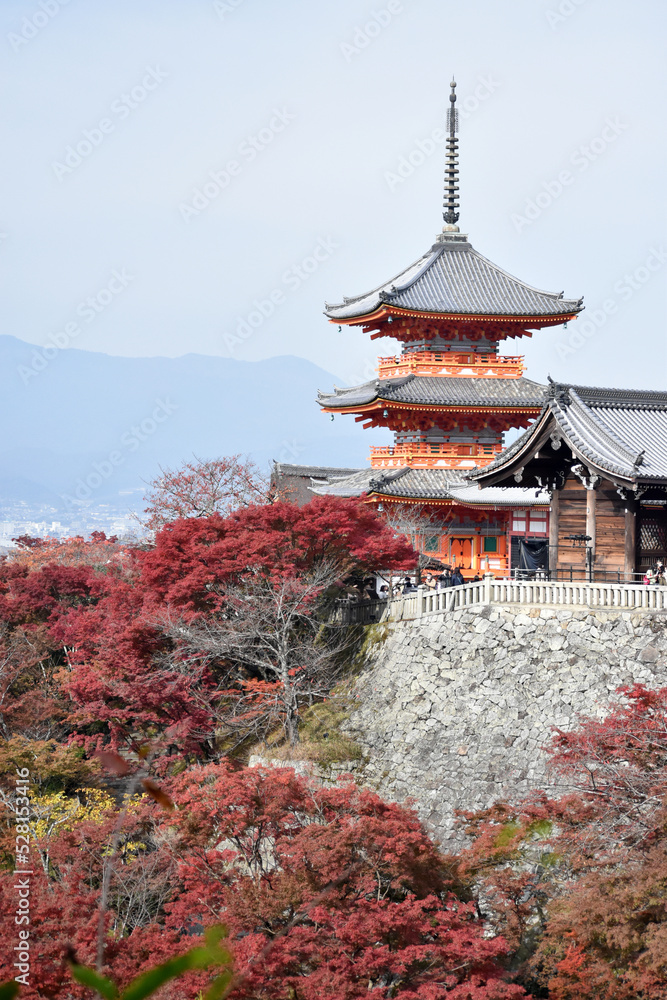 秋の京都　清水寺の紅葉の風景