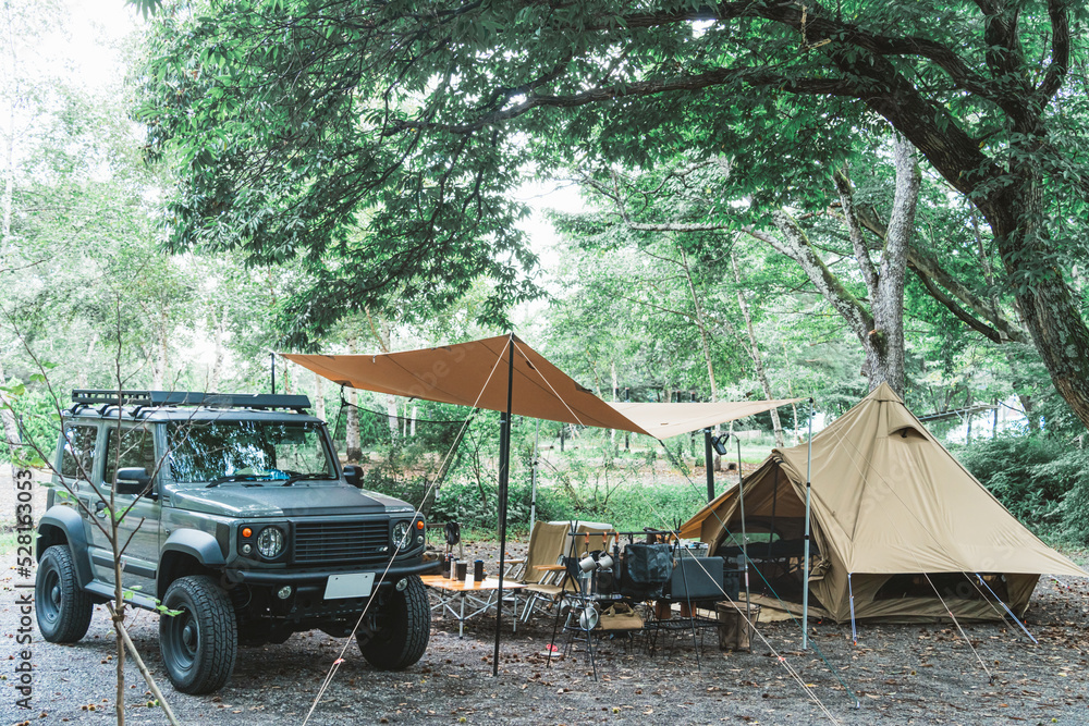 オートキャンプ場でキャンプ（自動車・RV車・SUV）
