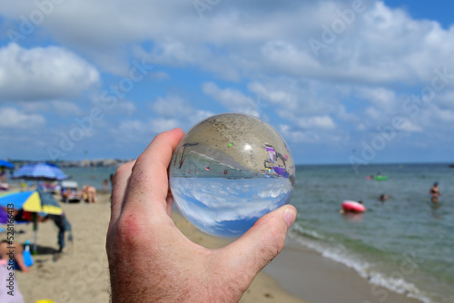 strand in cambrils durch glaskugel fotografiert photo