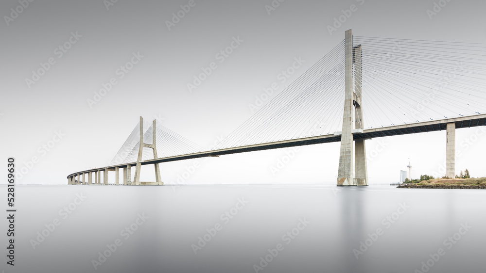 Obraz premium Langzeitbelichtung der Ponte Vasco da Gama in Lissabon