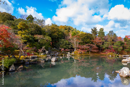 秋の京都・天龍寺で見た、色鮮やかな曹源池庭園の紅葉と青空に浮かぶ雲