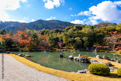 秋の京都・天龍寺で見た、色鮮やかな曹源池庭園の紅葉と青空に浮かぶ雲