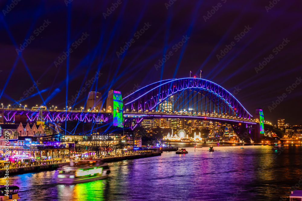 冬のシドニーのイベント・ビビッドシドニーで見た、紫にライトアップされるハーバーブリッジと周辺の夜景