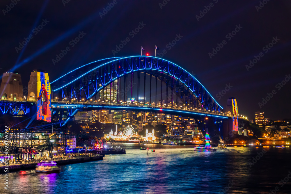 冬のシドニーのイベント・ビビッドシドニーで見た、青くライトアップされるハーバーブリッジと周辺の夜景
