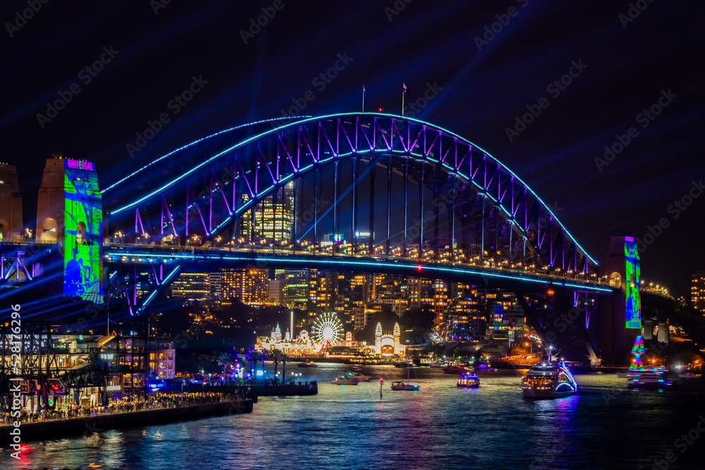 冬のシドニーのイベント・ビビッドシドニーで見た、青くライトアップされるハーバーブリッジと周辺の夜景