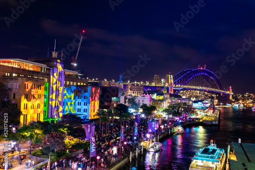 冬のシドニーのイベント・ビビッドシドニーで見た、ライトアップされるハーバーブリッジと周辺の夜景