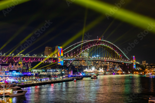 冬のシドニーのイベント・ビビッドシドニーで見た、紫にライトアップされるハーバーブリッジと周辺の夜景 © 和紀 神谷