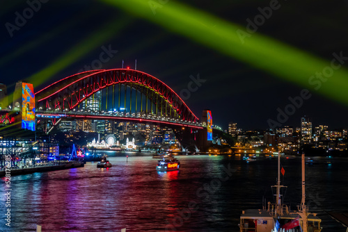 冬のシドニーのイベント・ビビッドシドニーで見た、赤くライトアップされるハーバーブリッジと周辺の夜景 © 和紀 神谷
