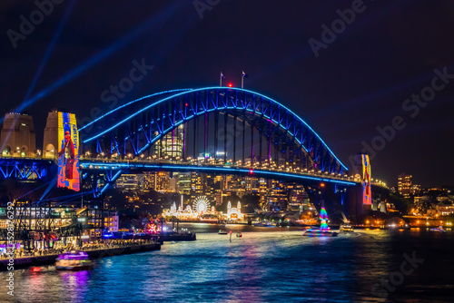 冬のシドニーのイベント・ビビッドシドニーで見た、青くライトアップされるハーバーブリッジと周辺の夜景 © 和紀 神谷