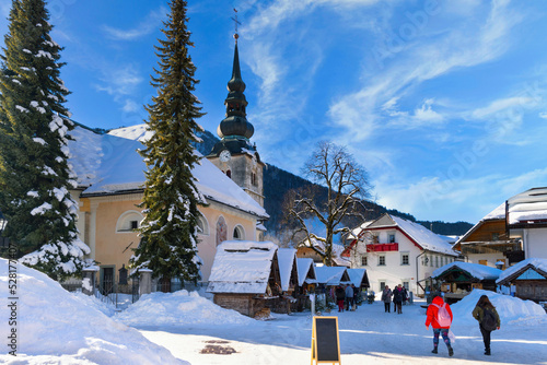 Foto Snowy village Kranjska gora in winter time with Christmas decorations, Slovenia