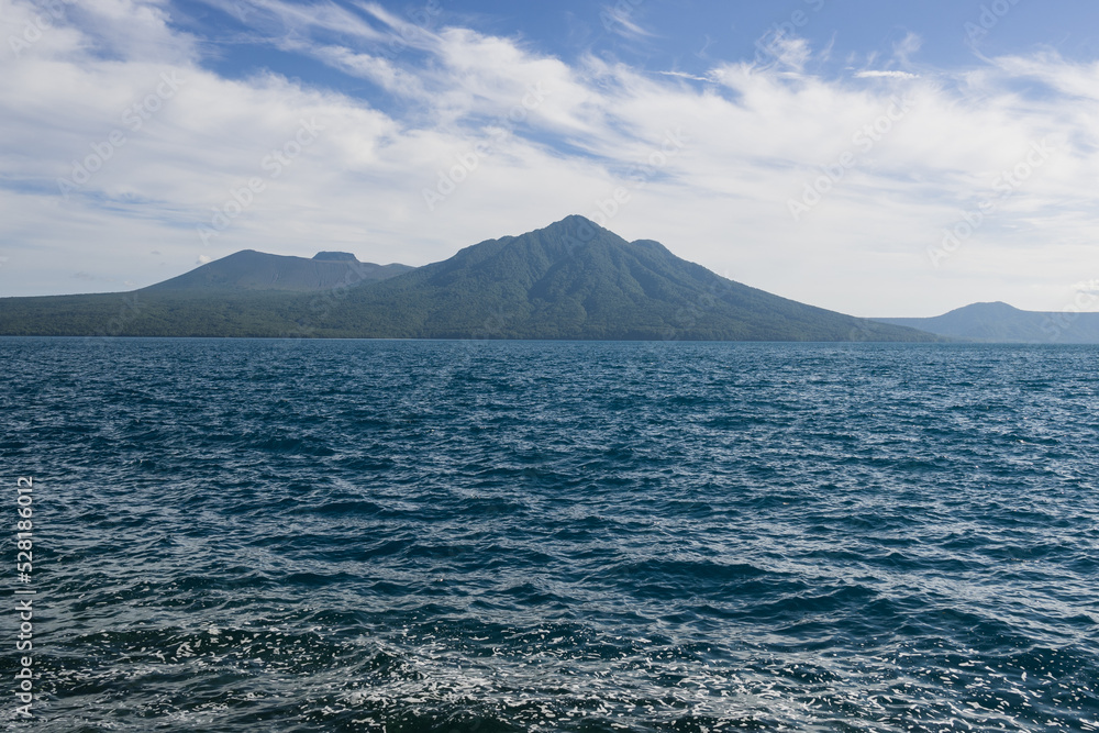 支笏湖ブルー 湖水越しに風不死岳、樽前山を望む