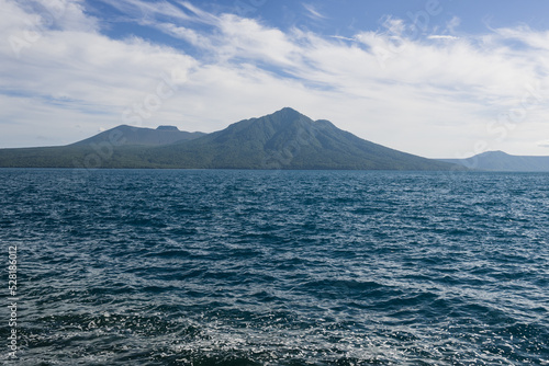 支笏湖ブルー 湖水越しに風不死岳、樽前山を望む