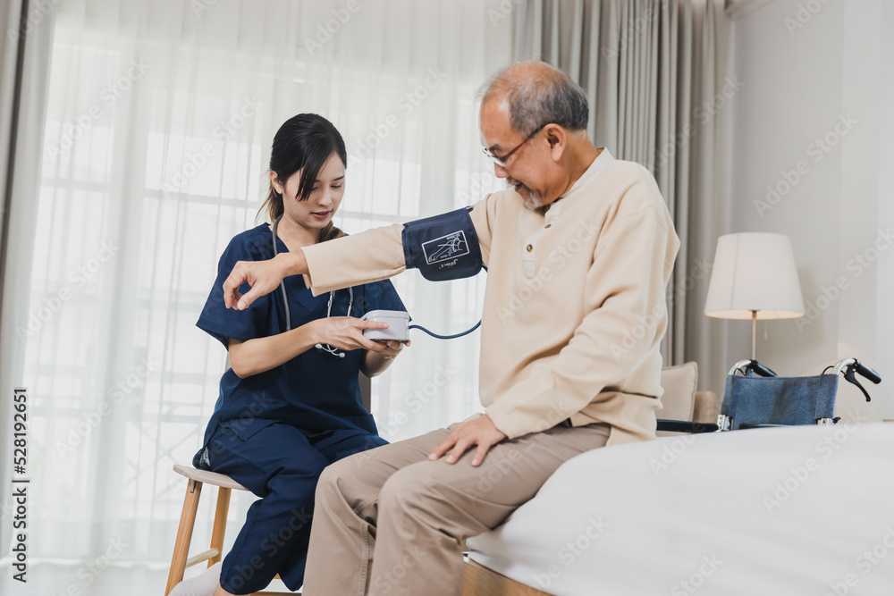 Obraz premium Asian nurse, doctor woman assisting checking blood pressure of Senior Asian patient man.