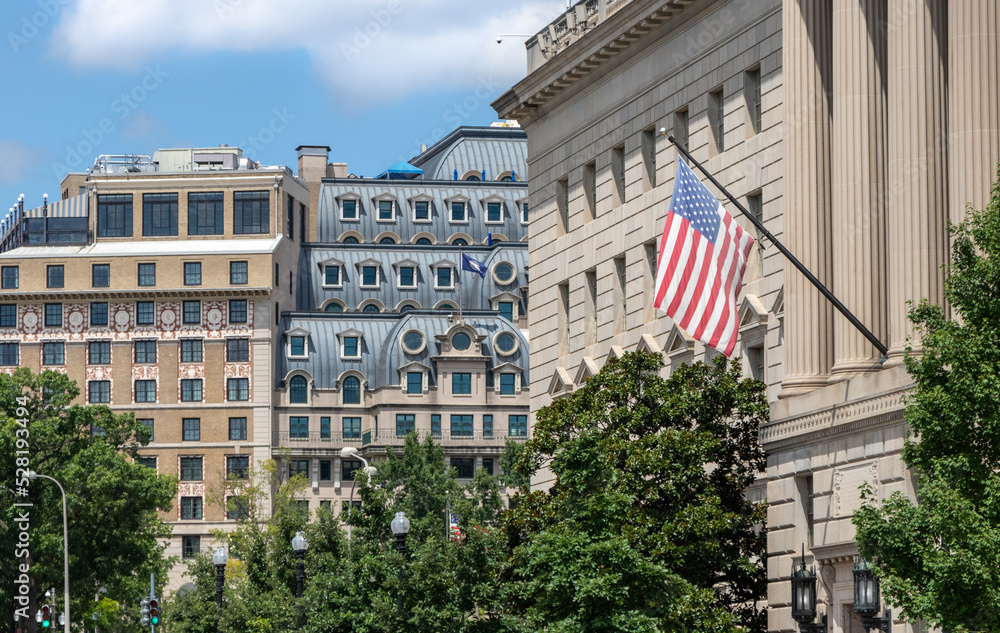 Obraz premium American Flag on Side of Old Government Building in Washington, DC