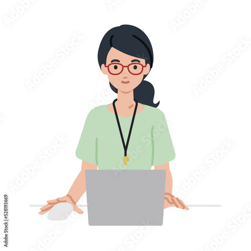 デスクで座ってPCを使っている教師の女性