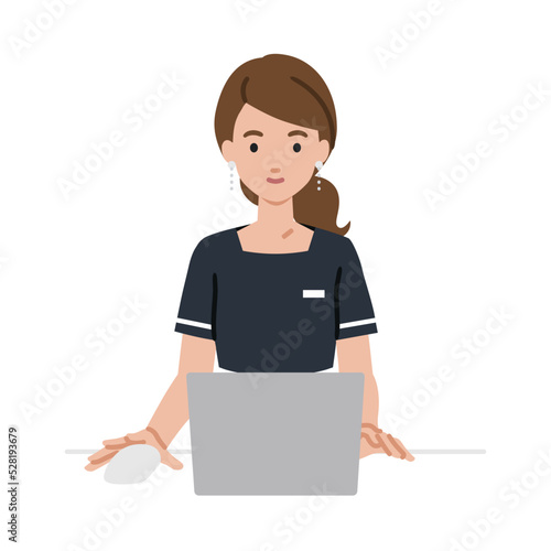 デスクで座ってPCを使っているエステ店員・受付・接客係の女性