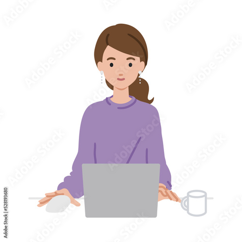 デスクで座ってPCを使っているリモートワークの女性