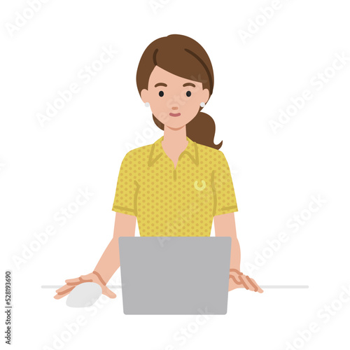 デスクで座ってPCを使っているポロシャツの女性